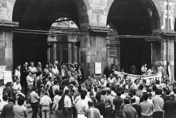 Sciopero provinciale dei lavoratori edili - Piazza Mercanti - Comizio - Lavoratori - Striscione