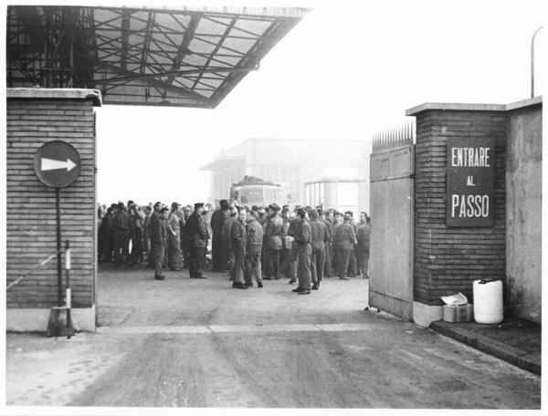 Sciopero dei lavoratori della Innocenti - Ingresso della fabbrica - Lavoratori nel cortile della fabbrica - Operai con tuta da lavoro