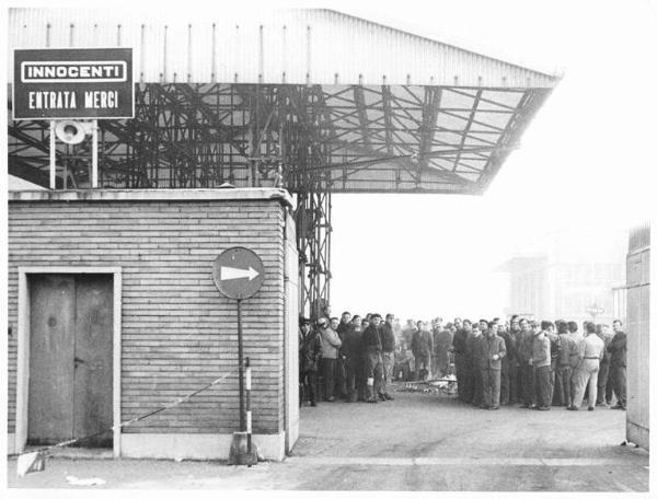 Sciopero dei lavoratori della Innocenti - Ingresso della fabbrica - Lavoratori nel cortile della fabbrica - Operai con tuta da lavoro - Insegna Innocenti