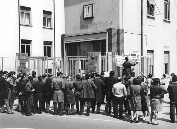 Sciopero dei lavoratori della Fiar - Stabilimento 003 - Ingresso della fabbrica - Presidio - Cartelli di protesta - Operai con tuta da lavoro - Insegna Fiar