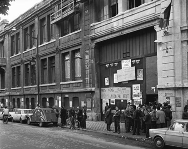 Parigi - Sciopero dei lavoratori metallurgici francesi - Fabbrica occupata - Lavoratori davanti al cancello di ingresso - Cartelli di protesta