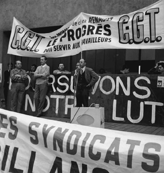 Parigi - Sciopero dei lavoratori metallurgici francesi - Comizio al termine della manifestazione - Palco - Oratore al microfono - Pierluigi Perotta e Leonardo Banfi della Fiom - Striscioni