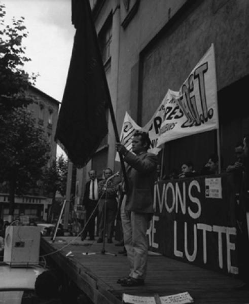 Parigi - Sciopero dei lavoratori metallurgici francesi - Comizio al termine della manifestazione - Palco - Oratore al microfono - Pierluigi Perotta e Leonardo Banfi della Fiom - Striscioni - Bandiera