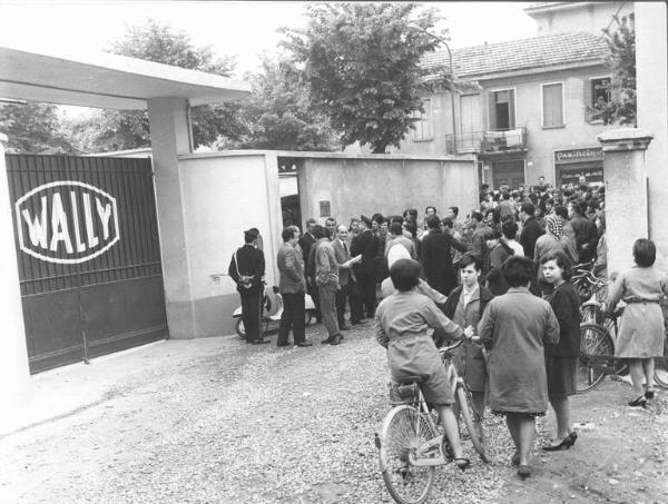 Sciopero dei lavoratori della Wally - Presidio delle lavoratrici davanti all'ingresso della fabbrica - Operaie con grembiule da lavoro- Biciclette - Insegna Wally