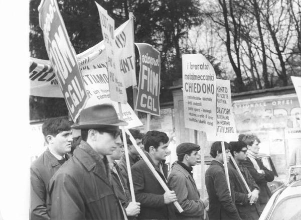 Sciopero dei lavoratori metalmeccanici - Lavoratori al comizio - Cartelli di sciopero Fiom Cgil