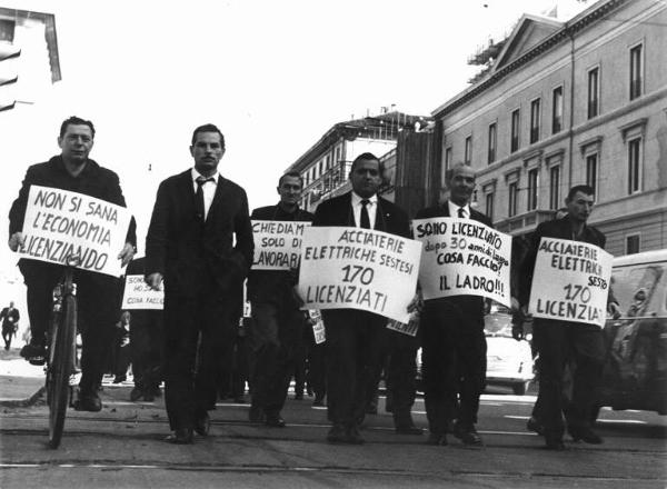 Sciopero dei lavoratori delle Acciaierie Elettriche di Sesto San Giovanni contro i licenziamenti contro i licenziamenti - Corteo lungo le strade di Milano - Cartelli di protesta