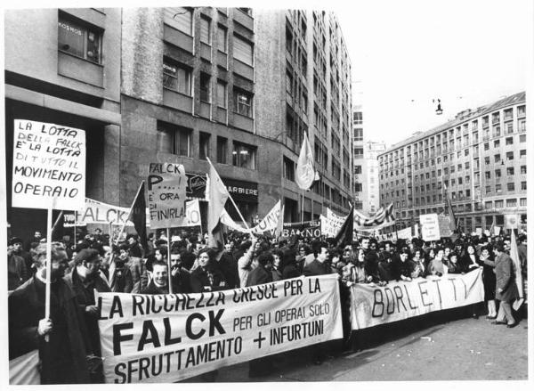 Sciopero dei lavoratori della Falck e della Borletti per rivendicazioni aziendali - Presidio davanti all'Assolombarda - Striscioni - Cartelli di protesta - Bandiere