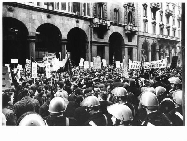 Sciopero dei lavoratori della Falck e della Borletti per rivendicazioni aziendali - Presidio davanti alla sede della direzione Falck - Schieramento delle forze dell'ordine - Striscioni - Cartelli di protesta - Bandiere Fim, Fiom, Uilm