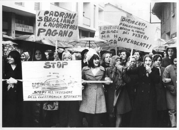 Sciopero dei lavoratori della Sgs - Corteo sotto la pioggia - Lavoratrici - Cartelli di protesta