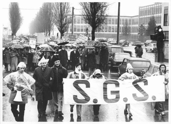 Sciopero dei lavoratori della Sgs - Corteo sotto la pioggia - Operaie con fischietti - Striscione - Cartelli di protesta