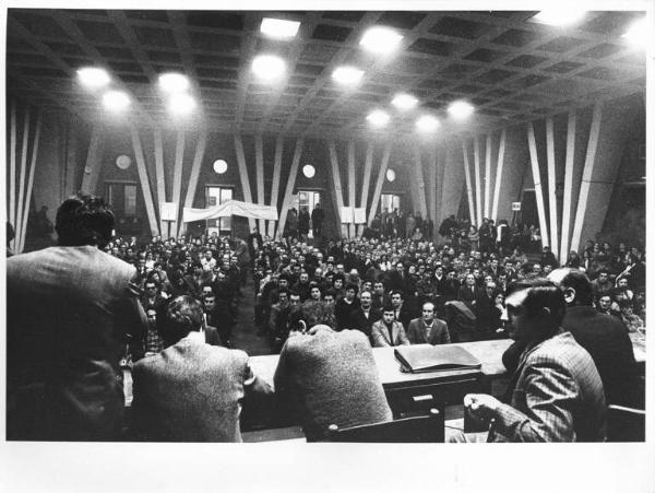 Camera del Lavoro - Salone "Di Vittorio" - Interno - Assemblea dell'attivo provinciale plastica - Panoramica sulla sala - Platea con il pubblico - Striscione