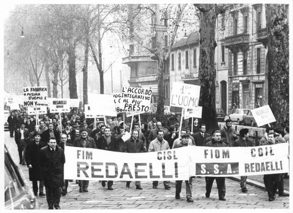 Sciopero dei lavoratori della Redaelli - Corteo - Striscione - Cartelli di protesta