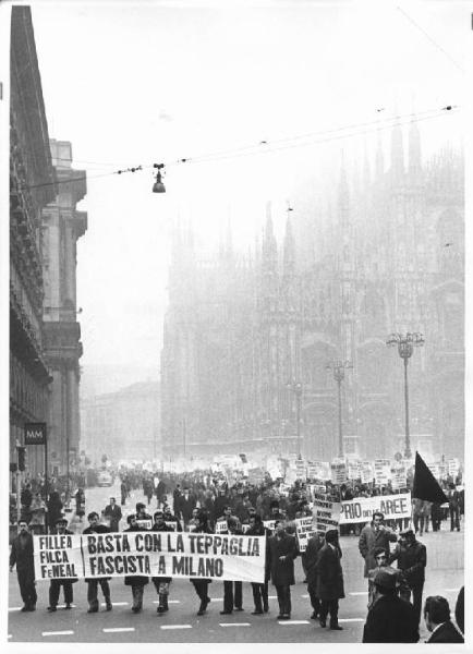 Sciopero dei lavoratori edili - Corteo in piazza del Duomo - Striscioni - Cartelli di protesta - Bandiera - Il Duomo