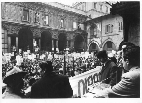 Sciopero dei lavoratori edili - Piazza Mercanti - Comizio - Oratore al microfono - Lavoratori - Cartelli di rivendicazioni