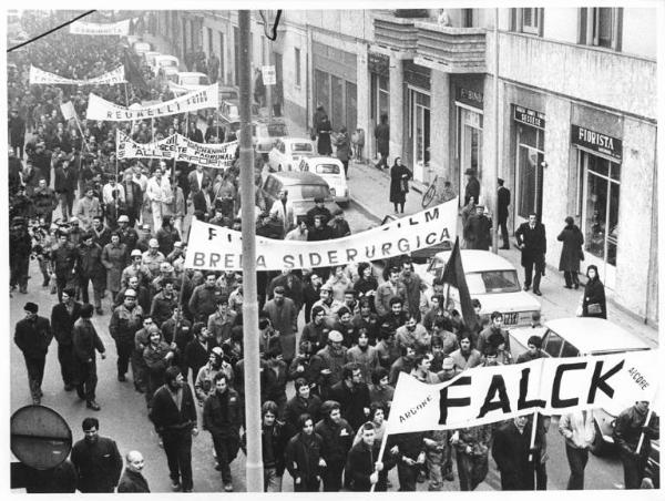 Sciopero delle fabbriche di Sesto San Giovanni in solidarietà con i lavoratori della Falck - Corteo - Operai con tuta da lavoro - Striscioni