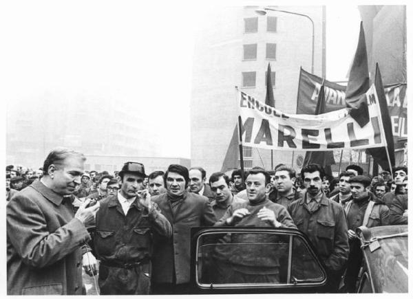 Sciopero delle fabbriche di Sesto San Giovanni in solidarietà con i lavoratori della Falck - Comizio davanti al Comune - Operai con tuta da lavoro - Striscioni - Bandiere