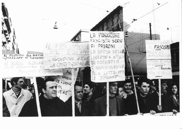 Manifestazione antifascista dopo l'attentato di Catanzaro - Corteo - Lavoratori - Cartelli