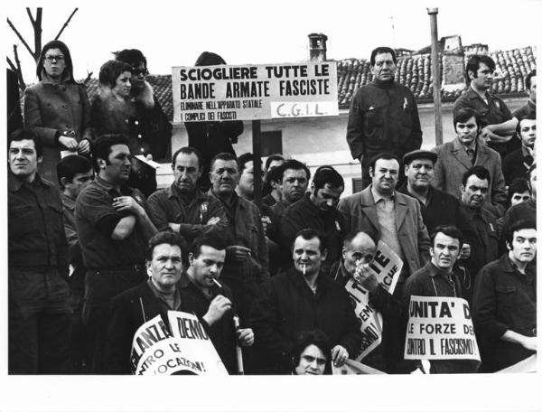 Manifestazione antifascista dei lavoratori grafici dopo l'attentato di Catanzaro - Presidio dei lavoratori - Operai con tuta da lavoro - Cartelli