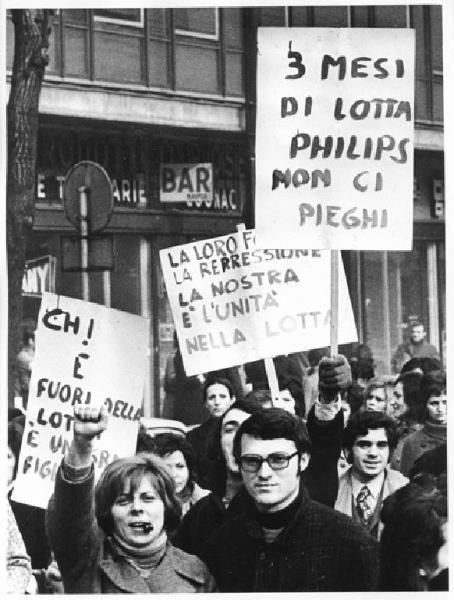 Sciopero dei lavoratori della Philips - Presidio davanti alla sede della Direzione Philips - Lavoratori con cartelli