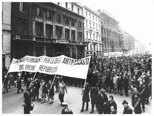 Manifestazione unitaria antifascista - Corteo in corso Venezia - Striscione