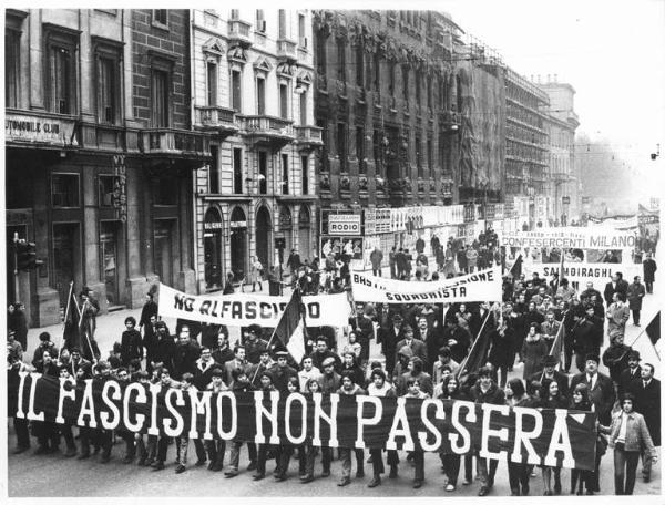 Manifestazione unitaria antifascista - Corteo in corso Venezia - Striscioni - Bandiere