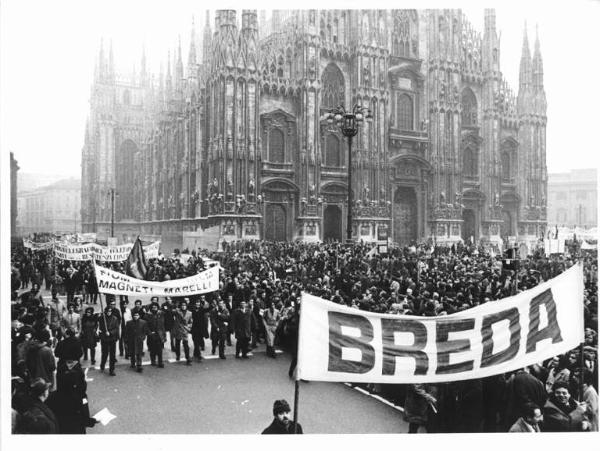 Manifestazione unitaria antifascista - Corteo in piazza del Duomo - Striscioni - Il Duomo