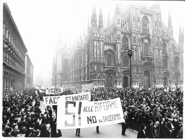 Manifestazione unitaria antifascista - Corteo in piazza del Duomo - Folla di manifestanti - Striscioni - Il Duomo