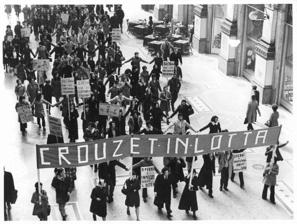 Sciopero delle lavoratrici della Crouzet - Corteo in Galleria Vittorio Emanuele - Striscione - Cartelli