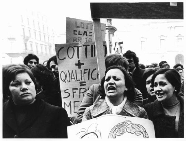 Sciopero delle lavoratrici della Crouzet - Presidio in piazza della Scala - Primo piano di lavoratrici con cartelli