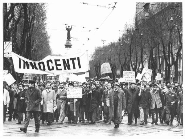 Sciopero dei lavoratori della Innocenti - Corteo verso la Prefettura sotto la pioggia - Operai con tuta da lavoro - Striscione - Cartelli