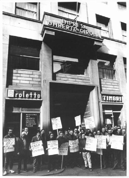 Sciopero dei lavoratori della Girola - Presidio davanti alla fabbrica - Cartelli - Insegna Impresa Umberto Girola