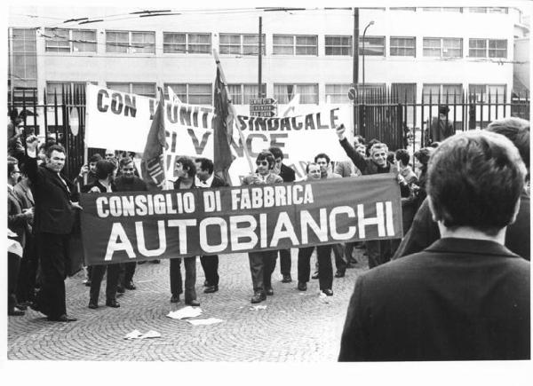 Sciopero generale nazionale per le riforme - Lavoratori dell'Autobianchi in corteo entrano dai cancelli del Palalido (Palazzetto dello Sport) - Striscione - Bandiere