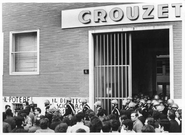 Sciopero delle lavoratrici della Crouzet - Presidio davanti alla fabbrica - Forze dell'ordine con casco escono dalla fabbrica - Insegna Crouzet