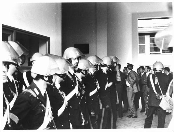 Sciopero delle lavoratrici della Crouzet - Forze dell'ordine con casco all'interno della fabbrica