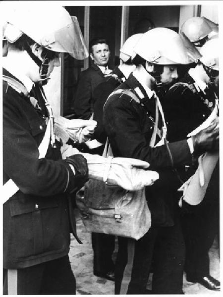 Sciopero delle lavoratrici della Crouzet - Forze dell'ordine con casco all'interno della fabbrica