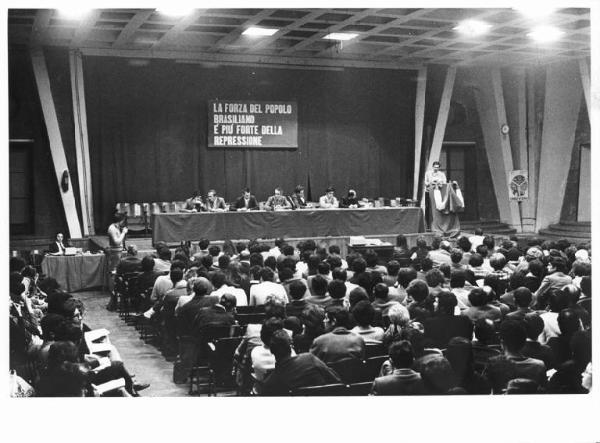 Camera del Lavoro - Salone "Di Vittorio" - Interno - Incontro con una delegazione brasiliana - Panoramica sulla sala - Tavolo della presidenza - Parola d'ordine - Platea con il pubblico