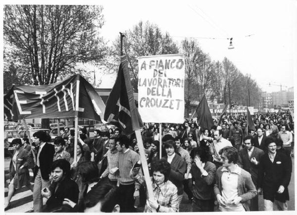 Sciopero dei lavoratori metalmeccanici della Zona Sempione in appoggio con la lotta della Crouzet - Corteo verso la Fiera - Operai con abito da lavoro - Striscioni - Cartelli - Bandiere