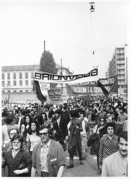 Sciopero dei lavoratori metalmeccanici della Zona Sempione in appoggio con la lotta della Crouzet - Corteo verso la Fiera - Operaie con grembiule da lavoro - Striscioni - Cartelli - Bandiere