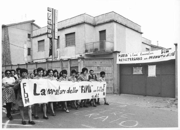 Sciopero dei lavoratori della Favia - Lavoratrici davanti alla fabbrica - Operaie con grembiule da lavoro dietro lo striscione - Insegna Favia tubettificio