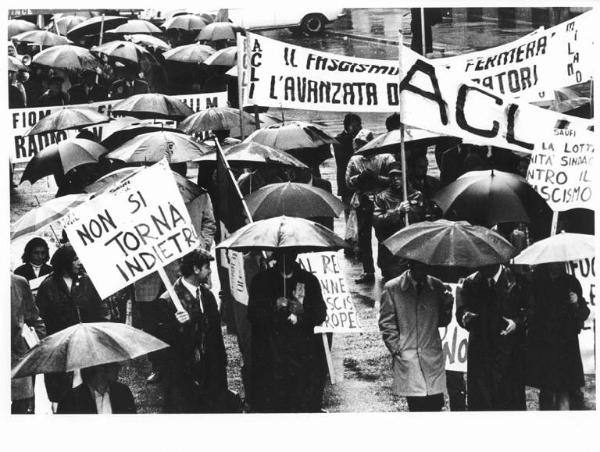 Manifestazione antifascista - Corteo sotto la pioggia - Striscioni - Cartelli