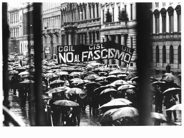 Manifestazione antifascista - Corteo sotto la pioggia in corso Venezia - Banda - Striscione Cgil, Cisl, Uil