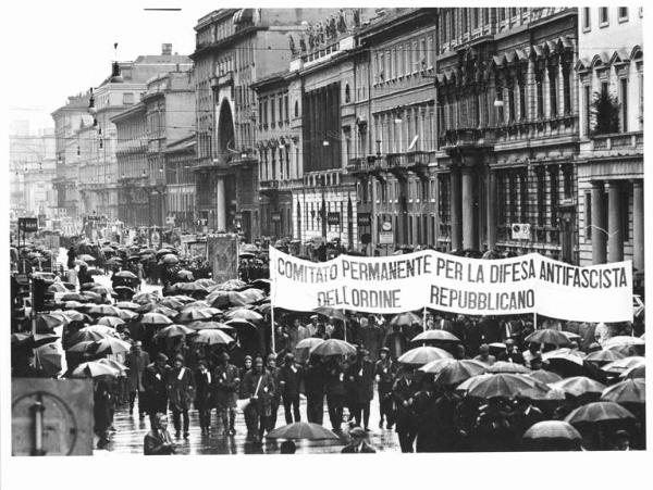 Manifestazione antifascista - Corteo sotto la pioggia in corso Venezia - Striscione - Gonfaloni