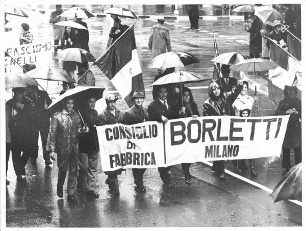 Manifestazione antifascista - Corteo sotto la pioggia - Spezzone lavoratori della Borletti - Striscione - Bandiere