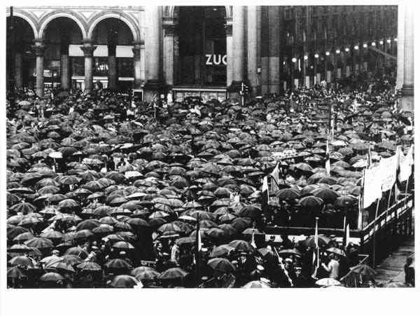 Manifestazione antifascista - Comizio in piazza del Duomo sotto la pioggia