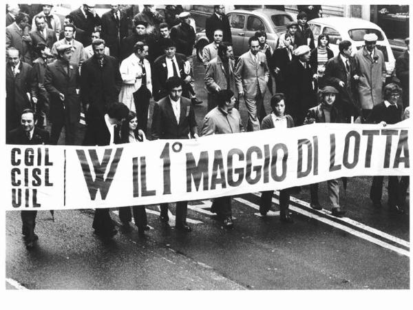 Manifestazione del primo maggio - Corteo dei lavoratori sotto la pioggia - Striscione di Cgil, Cisl, Uil