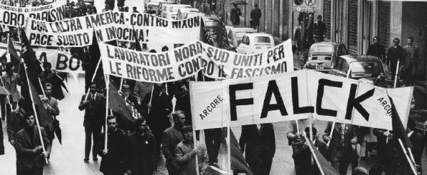 Manifestazione del primo maggio - Corteo dei lavoratori - Striscioni - Bandiere