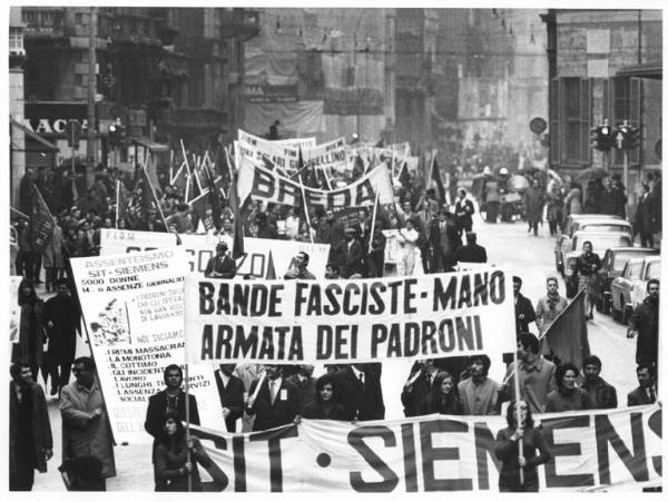 Manifestazione del primo maggio - Corteo dei lavoratori - Striscioni - Cartello - Bandiere