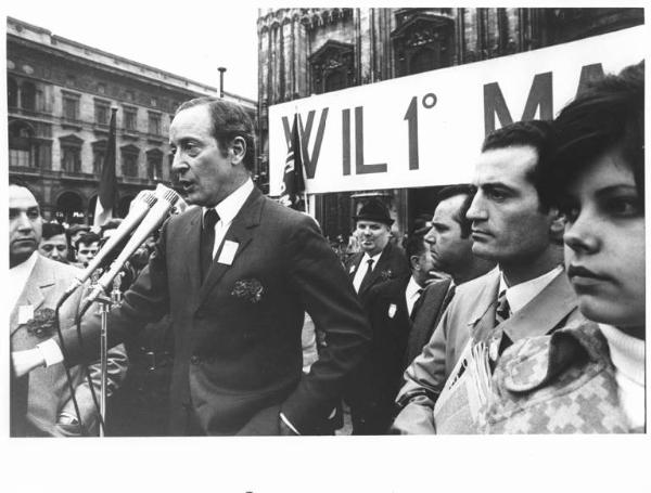 Manifestazione del primo maggio - Comizio in piazza del Duomo - Palco - Bruno Storti al microfono - Striscione