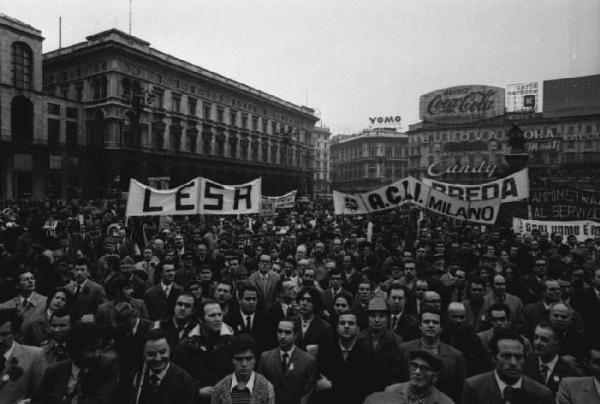 Manifestazione del primo maggio - Piazza del Duomo - Comizio - Folla di lavoratori - Striscioni