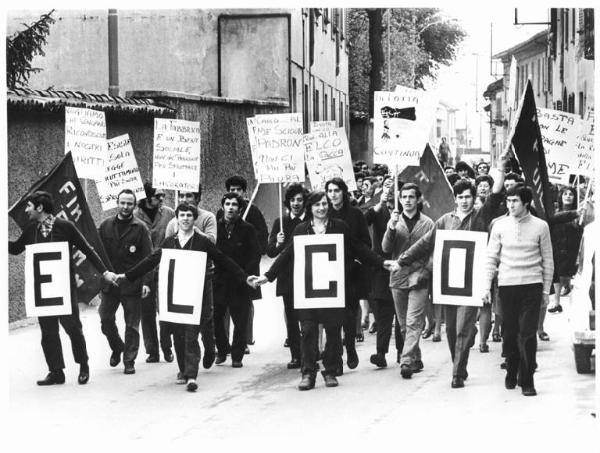 Sciopero dei lavoratori della Elco per la piattaforma - Corteo - Operai con tuta da lavoro - Cartelli di protesta - Bandiere Fim, Fiom, Uilm